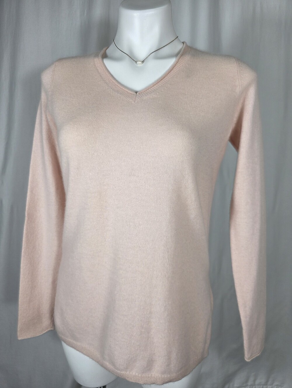 Saks Fifth Avenue 100% Cashmere Pale Pink V-Neck Sweater M NWOT Quiet Luxury - Picture 2 of 12